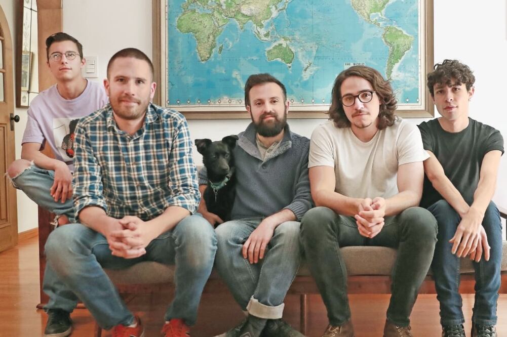 De izquierda a derecha: Bernardo Casina, Alberto Lujambio, Juan Carlos Helú, Ernesto Casillas y David, son el equipo de editores, analistas y diseñadores que trabajan actualmente en Novelistik. (Fotos: ALEJANDRA LEYVA)