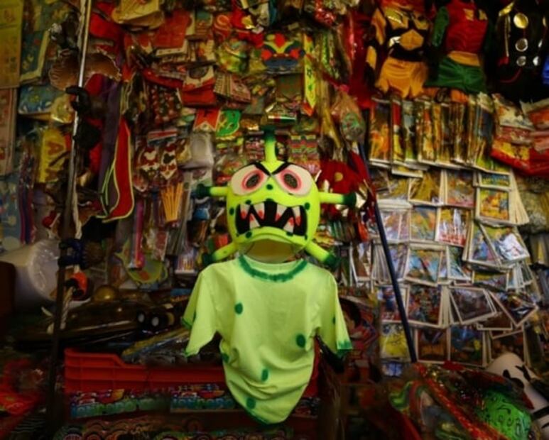 Disfraz de Covid-19 infecta pasillos del Mercado de Sonora