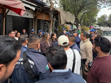 Alcaldía Cuauhtémoc retira pérgolas y bancas de madera en la colonia Roma Norte; obstruían la vía pública