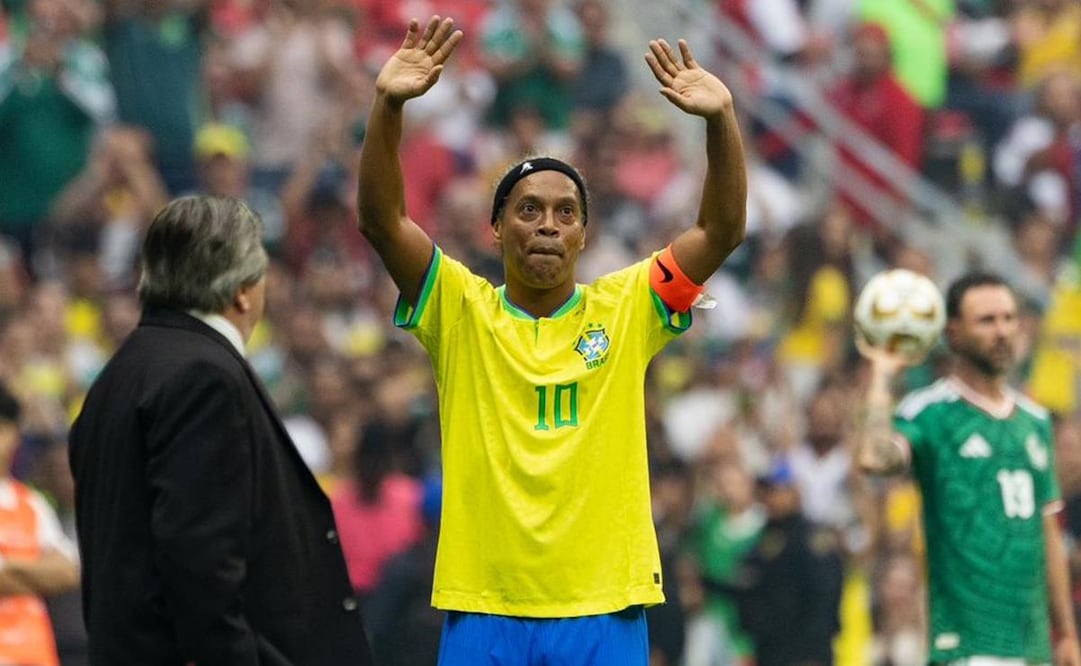 Ronaldinho es ovacionado en el Estadio Banorte / Foto: Hugo Salvador-EL UNIVERSAL