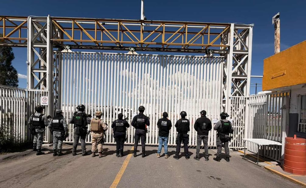 Mediante un comunicado, la Secretaría de Seguridad y Paz del Estado informó que ese resultado se logró como parte de una investigación por hechos relacionados con presuntos delitos como el almacenamiento, la distribución y otras operaciones relacionadas con hidrocarburos.
(17/29/26)
Foto: Secretaría de Seguridad y Paz de Guanajuato