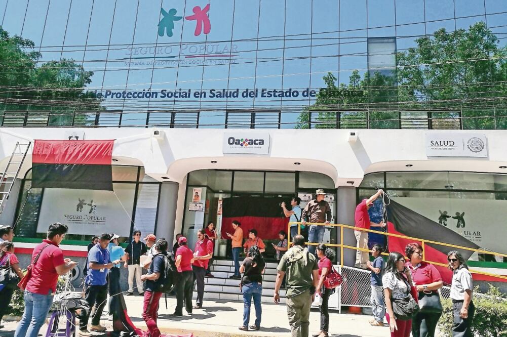 Al menos 350 integrantes del Sindicato de Trabajadores Independientes y Profesionales de la Salud colocaron banderas rojinegras en oficinas del Seguro Popular (ISMAEL GARCÍA. EL UNIVERSAL)