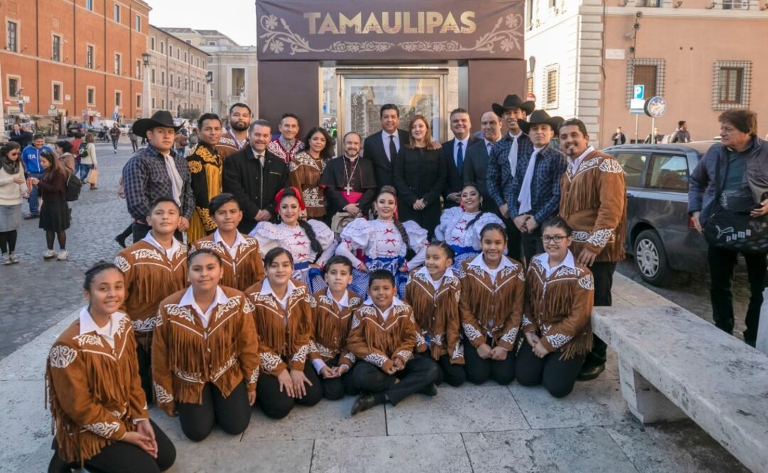 El gobernador Francisco García Cabeza de Vaca y la presidenta del Sistema DIF Tamaulipas, Mariana Gómez de García Cabeza de Vaca acompañaron a artesanos y a niños de la Orquesta Comunitaria de Reynosa (Tomada de Twitter @SECTUR_TAM)