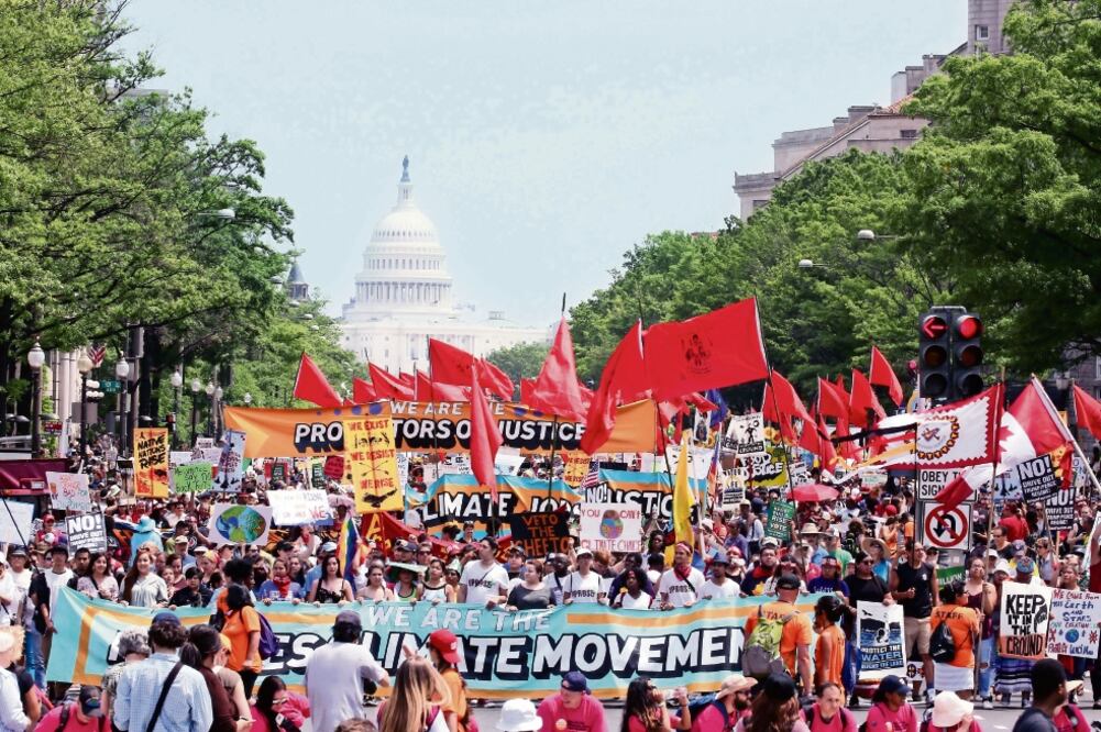 Manifestantes marcharon del Capitolio a la Casa Blanca, en Washington, para denunciar el retroceso que, consideran, ha habido en materia de medio ambie nte en el gobierno de Trump y lo que llaman “100 días de fracasos” del mandatario estadounidense. (EFE)