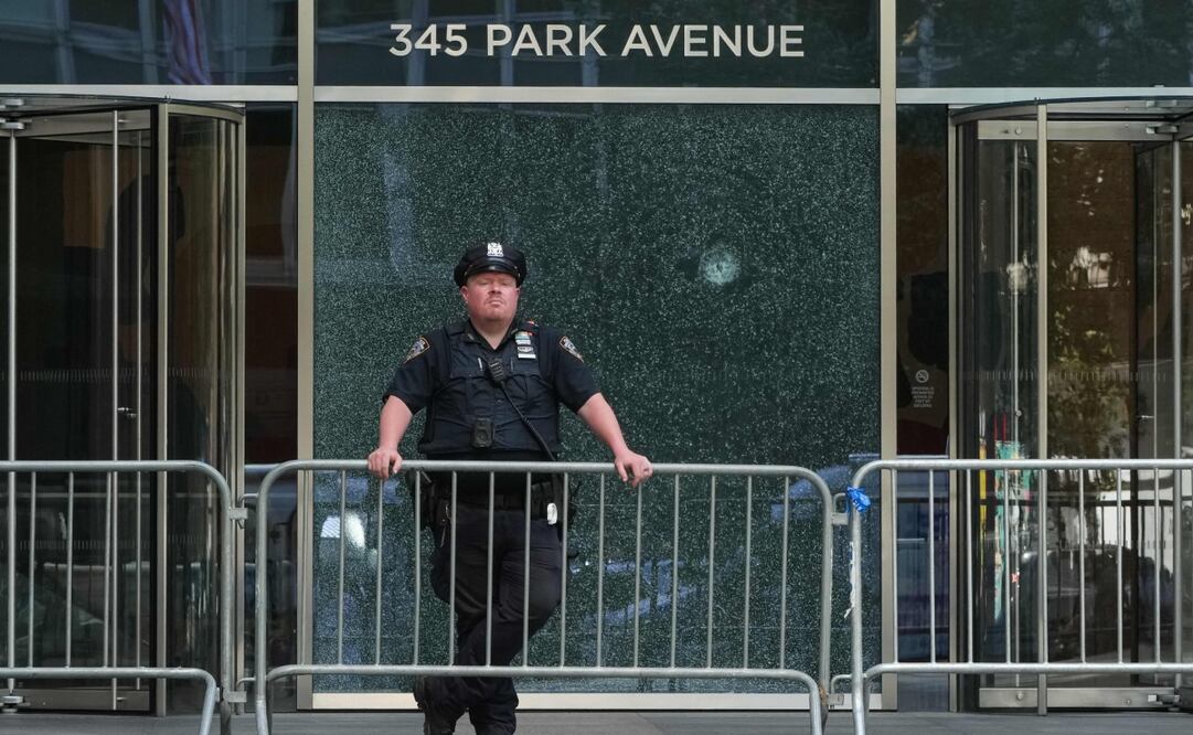 Un oficial de policía de la ciudad de Nueva York (NYPD) se encuentra afuera del edificio 345 Park Avenue, escenario de los tiroteos mortales de anoche en Midtown Manhattan en Nueva York el 29 de julio de 2025. Foto: AFP