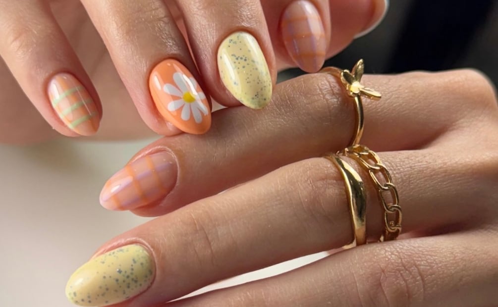 Diseño de uñas amarillas con flores. Foto: Instagram @verenisse_nailsart