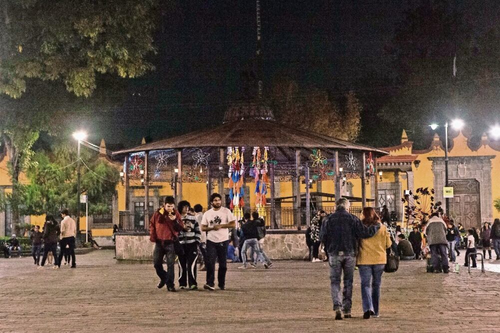 Sitios como el centro de la delegación Coyoacán, lugar donde se ubican varios bares y antros, se puede observar a cientos de jóvenes, sobre todo los fines de semana (Cristopher Rogel Blanquet)