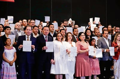 Cuatro senadores dejan al PRI y a su bancada