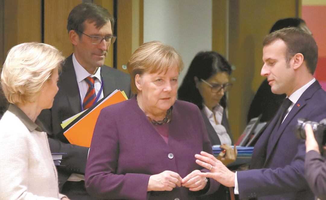 El presidente francés, Emmanuel Macron (der.), conversa con la canciller alemana, Angela Merkel, en el contexto de la cumbre de la Unión Europea que arrancó ayer en Bruselas. Foto: OLIVIER MATTHYS. AP