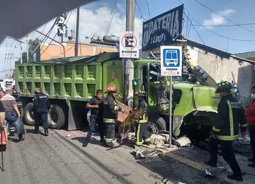 Hombre muere prensado por un camión de carga en Ixtapaluca