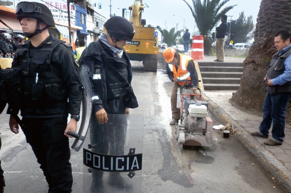 Las obras para la introducción de la tubería iniciaron ayer por la mañana, con la custodia de policías estatales y municipales. Los vecinos ya no se manifestaron en grupo por temor a las represalias (JUAN MANUEL BARRERA. EL UNIVERSAL)