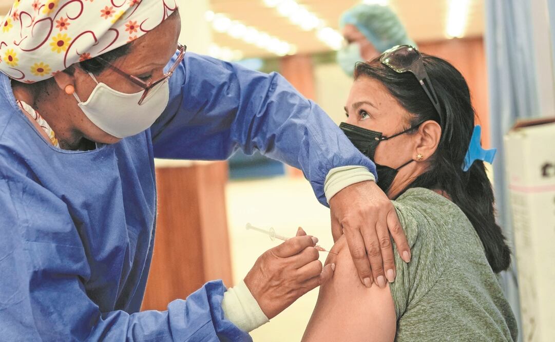 Una venezolana recibe la dosis de refuerzo de la vacuna anti-Covid en el hotel Alba, en Caracas. Foto: Matías Delacroix/ AP