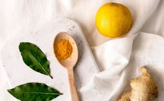 Jugo de limón con cúrcuma: el combo natural eficaz; ¿cuándo tomarlo y qué aporta al cuerpo?