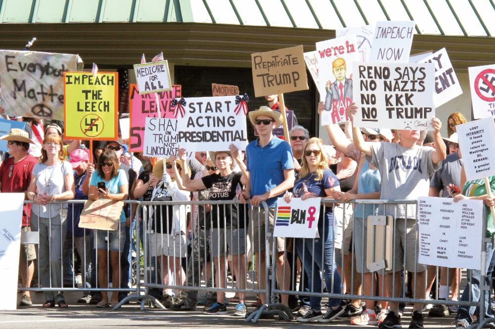 Un grupo de manifestantes protestó ayer contra las políticas de Donald Trump afuera del Centro de Convenciones Reno-Sparks, en Nevada, donde el presidente encabezó un acto con la Legión Americana . (SCOTT SONNER. AP)
