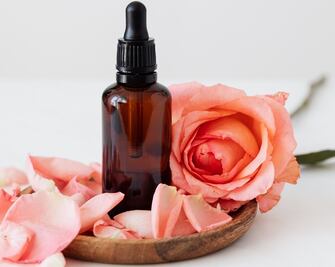 Así se prepara el agua de rosas 