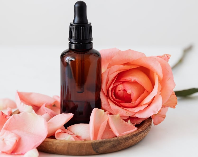 Guarda tu agua de rosas casera en un recipiente de vidrio oscuro / Foto: Pexels