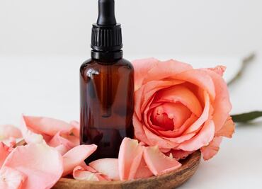 Así se prepara el agua de rosas