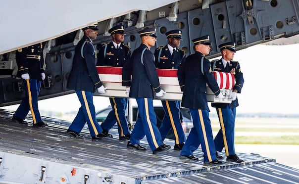 Militares cargan el féretro con los restos de la soldado hispana Isabella Gonzales, quien murió durante un ataque iraní en Jordania. El cuerpo llegó el miércoles a Delaware. Foto: EFE