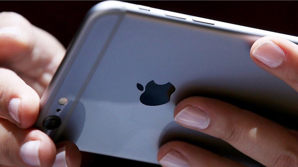 En 2017, la empresa californiana admitió que creó una función en el software de algunos de sus modelos de iPhone para "evitar apagones". Foto: Getty Images
