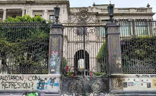 Personas trans y no binarias protestan en Segob; realizan pintas y destrozos tras presunta cancelación de reunión