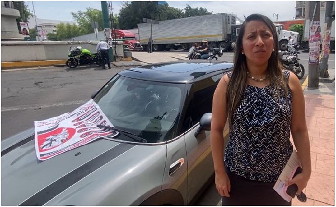 “Nosotros también tenemos que trabajar, respeten” gritaba Verónica mientras se abalanzaban los profesores sobre su automóvil quien resultó afectada por el bloqueo de los maestros de la CNTE. Foto: Juan Carlos Williams y Francisco González / EL UNIVERSAL