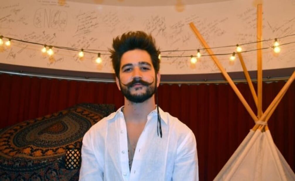 Camilo se viste de música latina para criticar la “ropa cara”