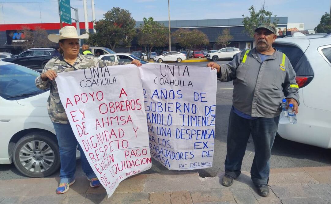 Exobreros de AHMSA protestan en Congreso de Coahuila; exigen respuesta a los adeudos laborales pendientes.
Foto: Especial.