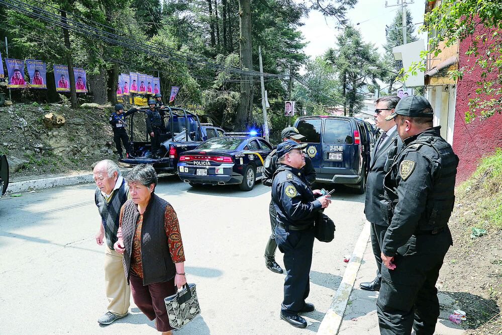 La seguridad fue reforzada en San Mateo Tlaltenango, Cuajimalpa, donde el miércoles pasado brigadistas del PRD y PRI se enfrentaron a golpes. Vecinos exigieron que no se desperdicie el dinero público en tanta propaganda (ESPECIAL)