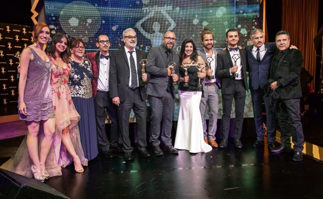 El elenco de la telenovela al momento de recibir sus galardones (CAMILA MATA. EL UNIVERSAL)