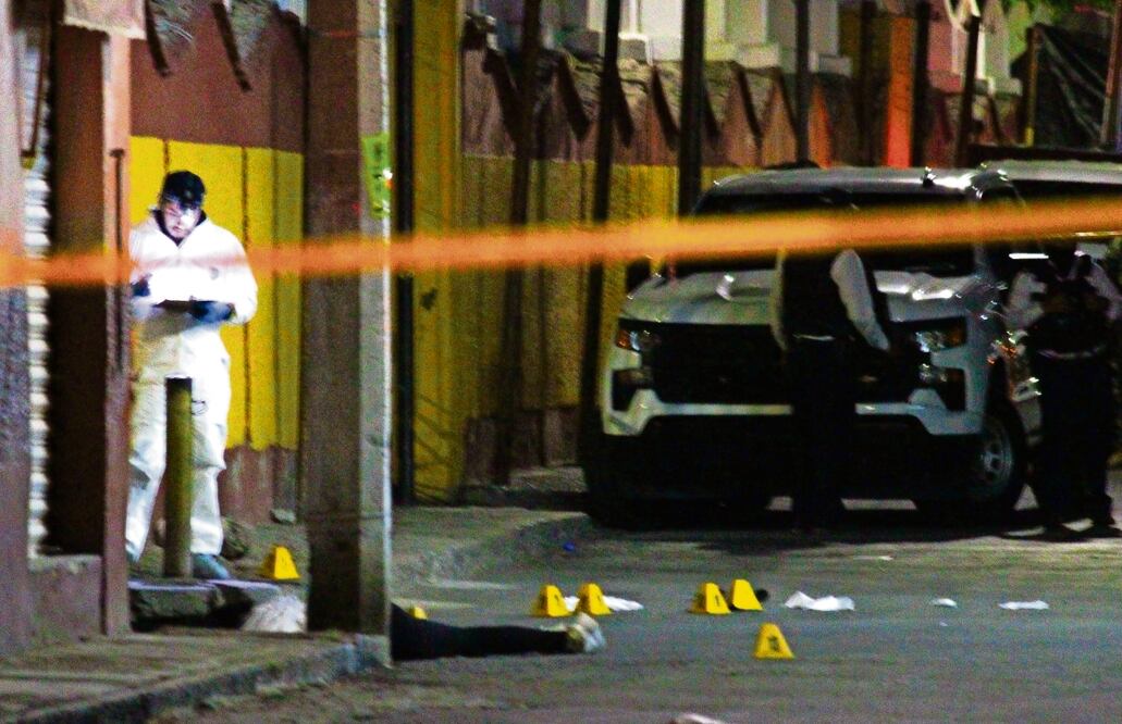 Un perito inspecciona el lugar donde fue asesinada la candidata a la alcaldía de Celaya, Guanajuato, Bertha Gisela Gaytán Gutiérrez. Foto: de EFE