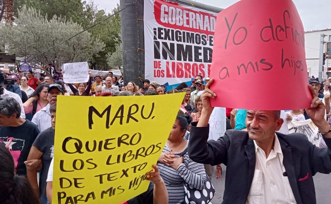 Integrantes de Morena protestaron para pedir que los libros de texto fueran repartidos entre los estudiantes de nivel básico de la entidad. Foto: Especial