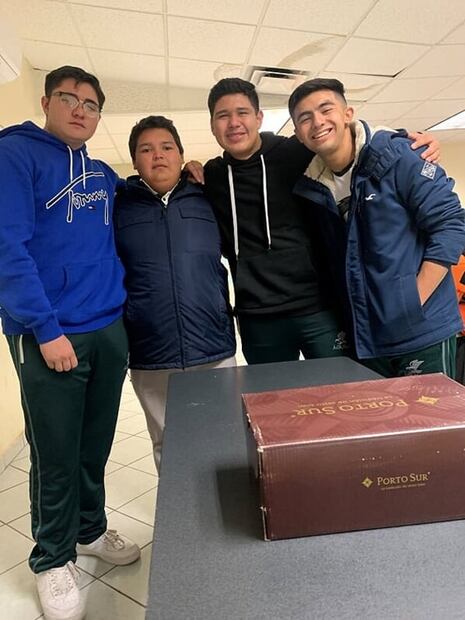 Juntan dinero y regalan zapatos y chamarra a compañero de preparatoria