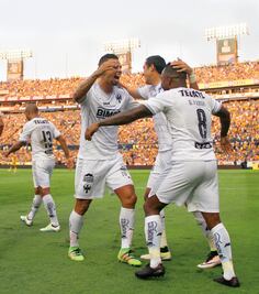 El líder hace ver mal al campeón