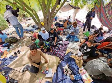 Migrantes se quedan expuestos a la ola de calor en Juárez