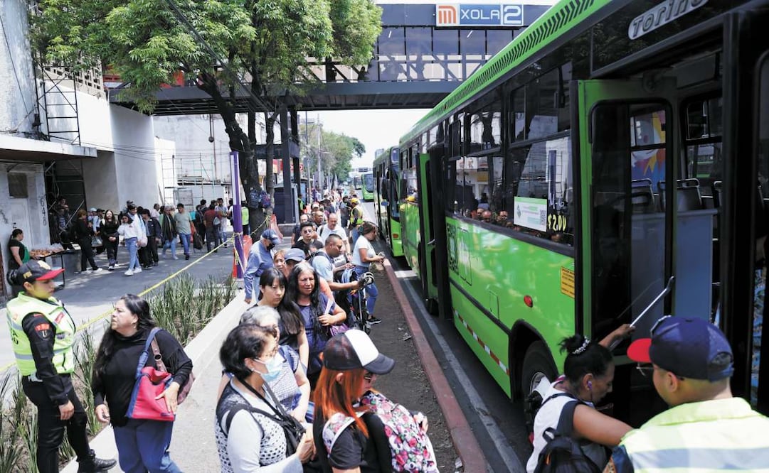 Ciudad de México 1 junio 2026. Aspectos de las filas para abordar el servicio provisional de RTP en la estación Pino Suárez por el cierre del tramo de esa estación a Xola. Foto: Fernanda Rojas/ EL UNIVERSAL