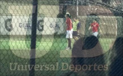 Captan a Carlos Salcedo jugando en cancha donde corren apuestas