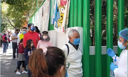 Ciudadanos hacen largas filas para vacunarse contra influenza en la CDMX