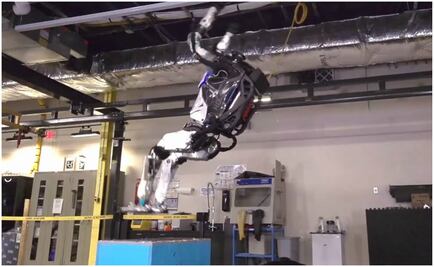 El robot capaz de dar un salto mortal hacia atrás