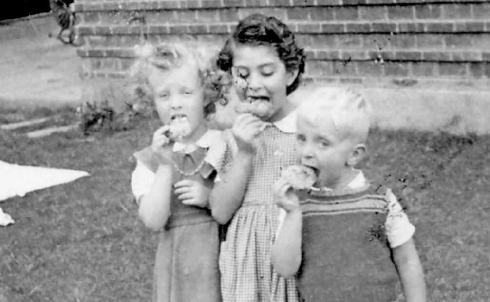 Publiqué en mi artículo anterior la única foto con Emilín y Toño; para esta ocasión me permito publicar una que tomó mi papá donde aparezco con Yvonne y Herman Notholt comiéndonos una concha, cerca de 1952. Foto: de Raúl Lavista