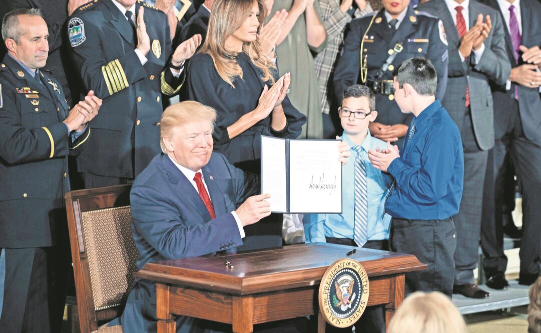 Acto. El presidente de EU, Donald Trump, mostró ayer un memorando para declarar la crisis de opioides como emergencia de salud pública. (EVAN VUCCI. AP)