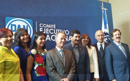 Corral presenta su planilla; suma a "calderonistas"