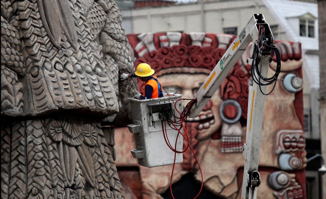 Un trabajador pinta las serpientes de la Diosa mexica Cuatlicue, escultura monumental instalada en el Zócalo capitalino, para el espectáculo de videomaping "Memoria Luminosa. México-Tenochtitlán, 700 años" en la Ciudad de México, el 9 de julio de 2025. Foto: Cuartoscuro.com