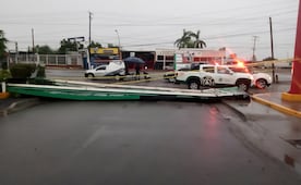 Fuerte tormenta inunda calles de Sonora; caen árboles y postes de la CFE