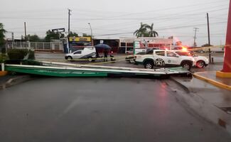 Fuerte tormenta inunda calles de Sonora; caen árboles y postes de la CFE 