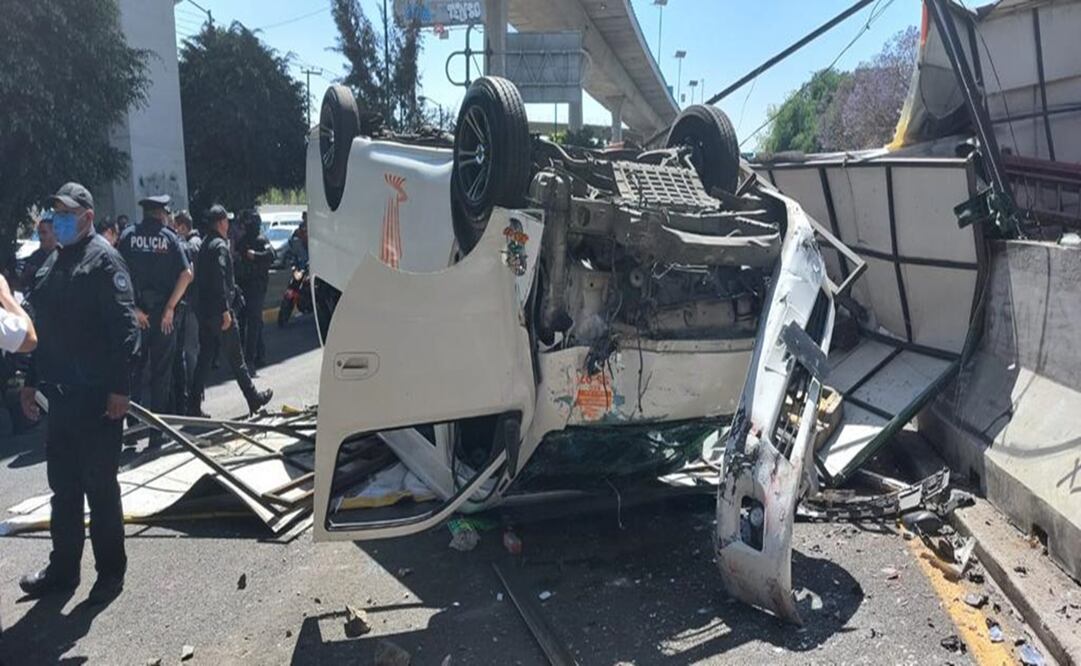 La combi derribó un barandal metálico y un anuncio espectacular cuya estructura cayó también a carriles centrales de Periférico Norte, obstruyendo la circulación en ambos sentidos. Foto: Especial 