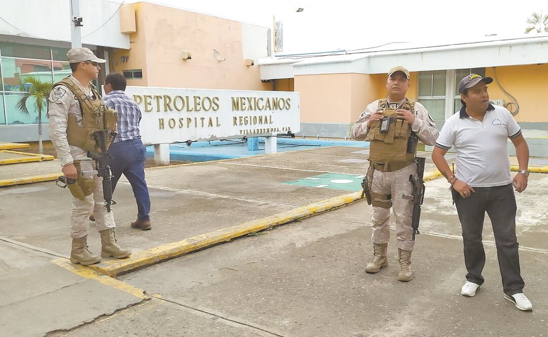 Elementos de seguridad física de Pemex resguardan el acceso principal del hospital donde han fallecido tres personas debido a una bacteria. Foto: LUMA LÓPEZ. EL UNIVERSAL