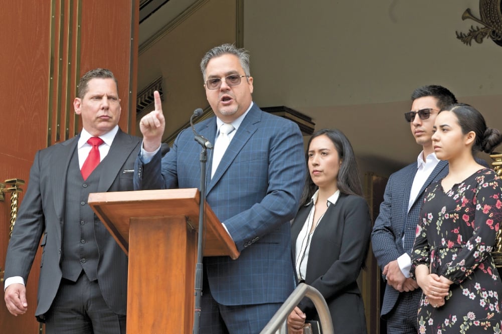 Ken Rosenfeld (izq.) y Allen Sawyer (centro), abogados de Naasón Joaquín, dicen que La Luz del Mundo no financia la defensa del líder religioso. Foto: AP