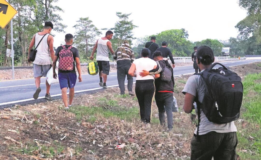 Con apoyo del sacerdote Heymán Vázquez, los migrantes acudieron a denunciar los hechos; hasta las 12 horas de ayer, la joven que sufrió abuso sexual no había recibido asistencia médica. Foto: María de Jesús Peters. EL UNIVERSAL