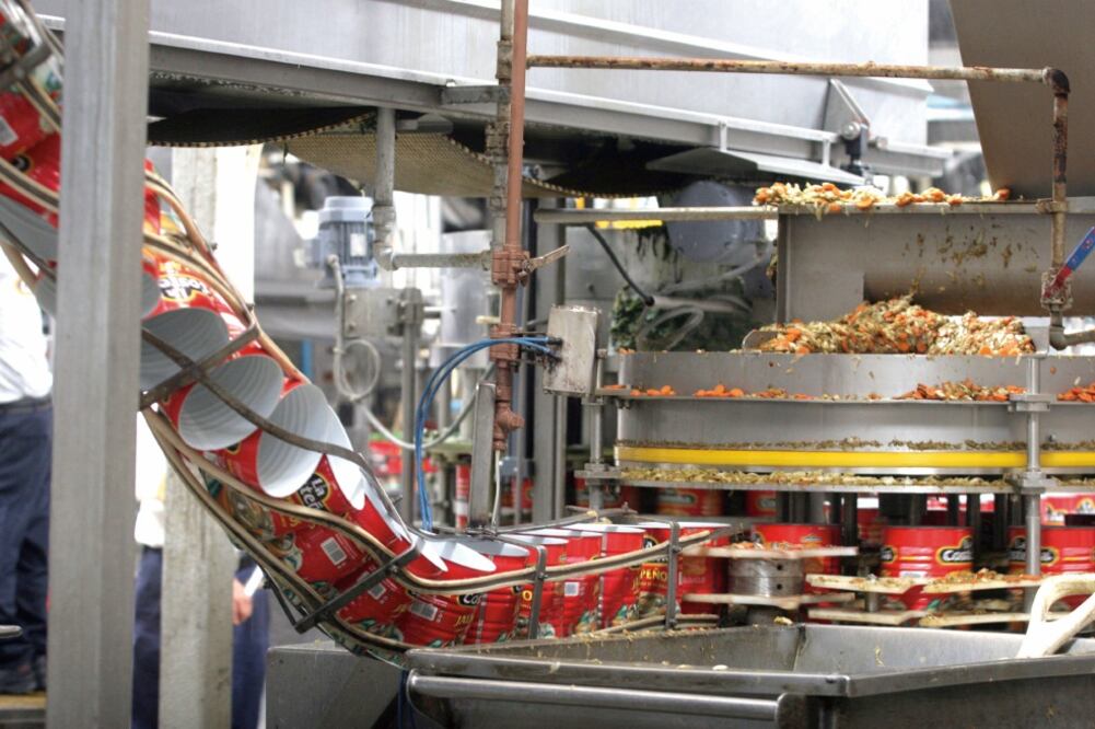 Luego de confirmarse que no hay riesgo en la producción de chiles, las 12 mil latas analizadas tendrán que devolverse a la empresa (ARCHIVO EL UNIVERSAL)