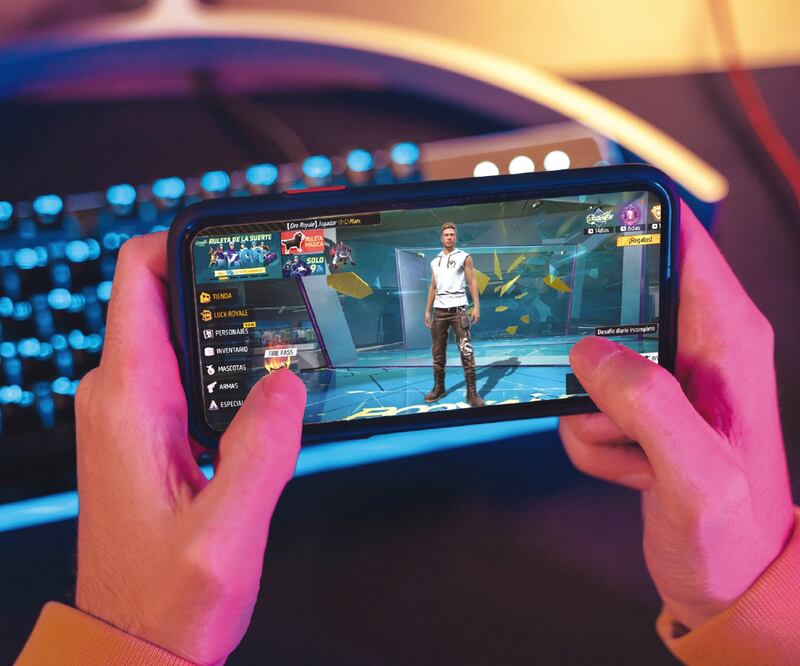 Los individuos les dan a las adolescentes premios o créditos para que avancen en el juego y se ganan su confianza. Foto: ISTOCK Y ESPECIAL